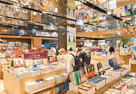 台北市誠品信義店(見圖)確定年底熄燈,建築物屬於台北文創的誠品松菸店確定接棒24小時營業,延續不打烊書店文化。(陳君瑋攝)
