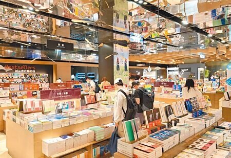 
台北市誠品信義店（見圖）確定年底熄燈，建築物屬於台北文創的誠品松菸店確定接棒24小時營業，延續不打烊書店文化。（陳君瑋攝）
