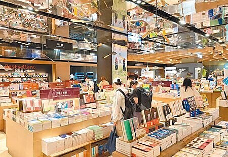 台北市誠品信義店(見圖)確定年底熄燈,建築物屬於台北文創的誠品松菸店確定接棒24小時營業,延續不打烊書店文化。(陳君瑋攝)