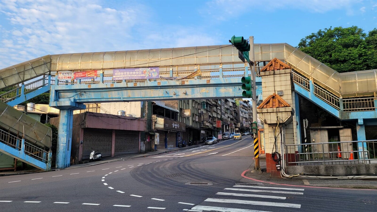 基隆德和國小旁路口人行陸橋，長青苔、堆水管、樹葉等，沒人敢走又占空間將拆除。記者游明煌／攝影 