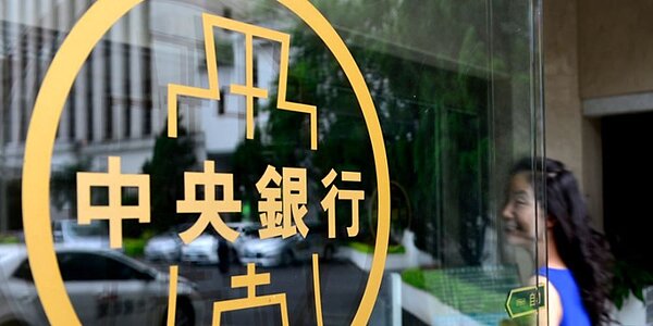 央行理事認為,過去央行升息過於謹慎,以半碼的速度調整政策利率在國際上非常態,會導致台灣長期低利率,落入流動性陷阱,建議未來升息應以1碼為基礎來調整。圖/中時報系資料照片