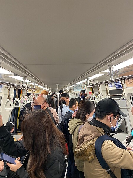 桃園機場捷運A7體育大學站尖峰時間車廂擁擠,有民眾向民代陳情希望增開加班車。圖/議員李宗豪辦公室提供