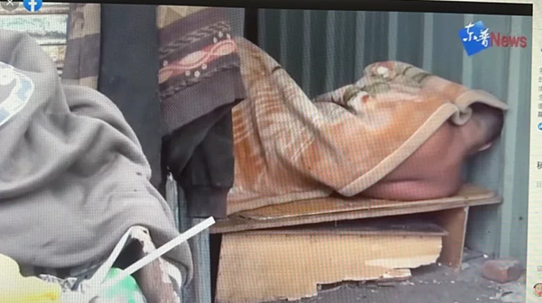 老先生的40多歲心障兒子經年臥床,冷熱無感,全靠老爸照顧。記者蔡維斌/翻攝