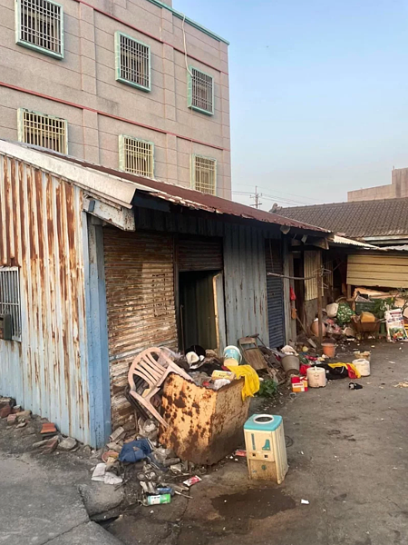 3人擠在約十幾坪的破舊老屋中生活數十年。記者蔡維斌/翻攝
