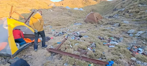 能高安東軍縱走路線能高主後的舊山屋營地滿布垃圾，引起山友熱議討論。圖／臉書社團「登山通報站」Jason Chang提供