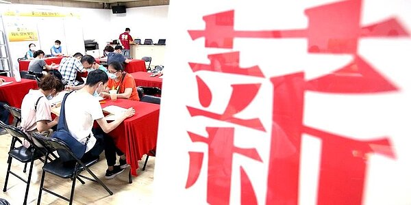 針對低薪問題,勞動部規劃4年提升大專畢業後1年的平均薪資,從3.9萬元增至4.2萬元。圖/中時報資料照片