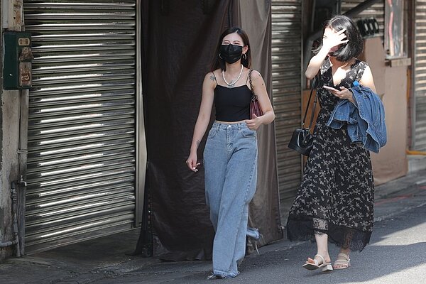 今天各地白天氣溫普遍都在30度以上,中南部及花東局部地區有36度以上高溫發生,甚至在南部近山區更有38度高溫發生的機率。聯合報系資料照