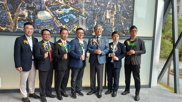 日勝生總經理劉垚凱(右三)指出,該案前身是「僑安新村案B區」,公司整合長達12年才能完成「鑄慕RADIUM ONE」新建案,改建後,原址將成為地上24樓、地下四樓之新大樓,公司分回可售戶數為98戶住宅以及四戶店面。圖/記者陳美玲攝影