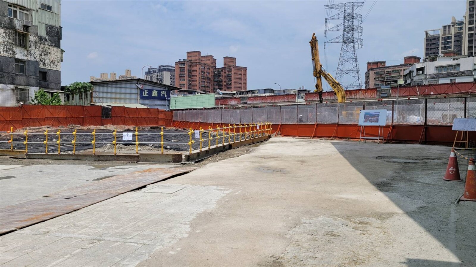 內政部長林右昌今天視察工程表示，通車後可串連汐止區南北向交通，紓解社后車流壅塞問題。記者游明煌／攝影 