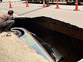 電動車保費更貴？特斯拉摔天坑保險怎賠...產險業解答