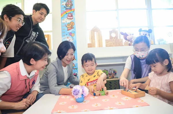 台中市國光國小社區公共托育家園為南區第一間公托，5月15日起將分批收托，台中市副市長王育敏今日至家園視察環境，瞭解收托整備進度。圖／台中市政府提供