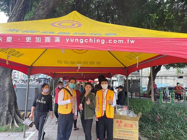 菜園里里長蔡蕙而在里民社區據點的長沙公園舉辦跳蚤市場義賣活動。（圖／中正萬華樂生活Ｘ有你有我）