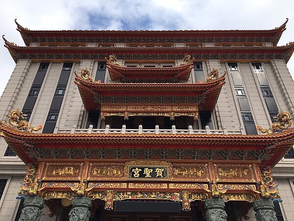 麗寶集團董事長夫妻在五股興建賀聖宮。圖/業者提供