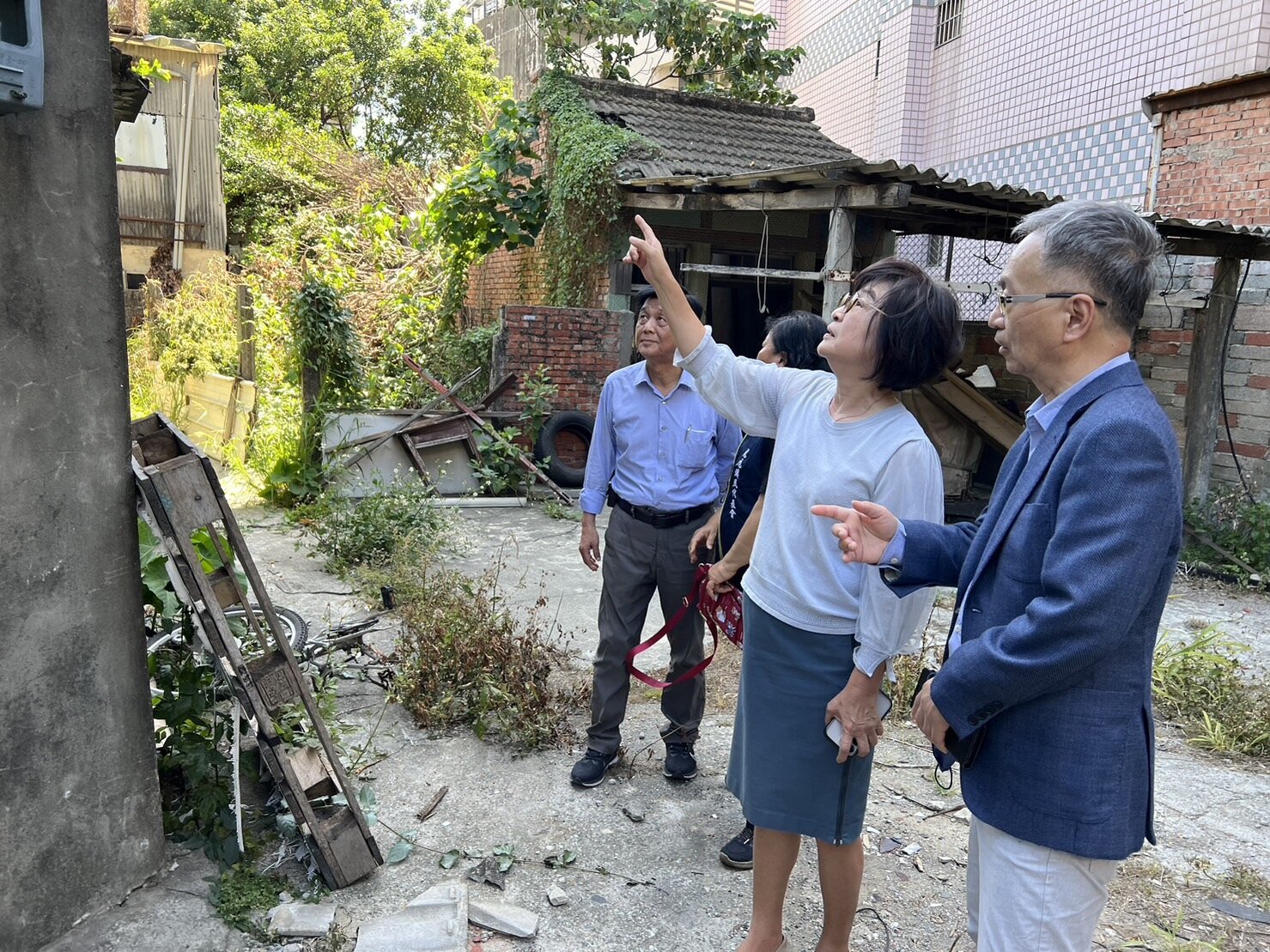 雲林縣虎尾鎮老人活動中心早已老舊、空間狹小不敷使用,地方提出新建活動中心計畫,民進黨立委蘇治芬(右二)昨邀請衛福部長薛瑞元(左一)到場勘查,當場宣布核定3960萬元經費。記者陳雅玲/攝影