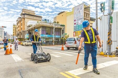 新竹縣竹北市豐采520建商5日委請專業廠商以透地雷達探測地下10米的地質結構。（羅浚濱攝）