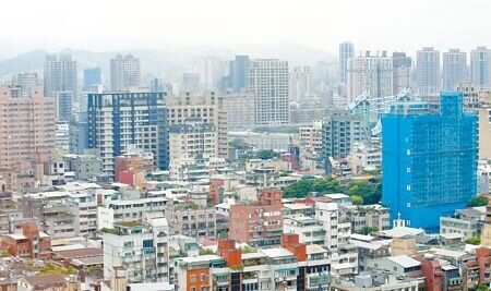 為鼓勵老舊公寓大廈成立管理委員會，台北市政府建管處推出「公寓大樓共用部分維護修繕費用補助申請」計畫，補助金額最多可達維修費用的49%、最高25萬元。（本報資料照）