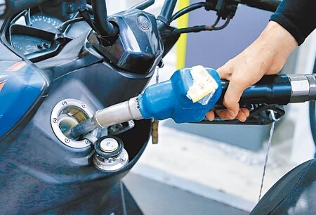 
民眾加油再等等，因國際油價下跌，預估下周汽油每公升大降1元。圖為加油站員工替機車加油。（趙雙傑攝）
