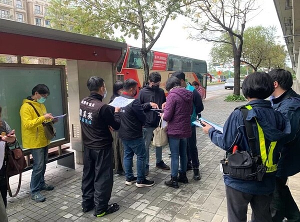 桃園市議員彭俊豪服務處與桃園市交通局會勘青埔環線,未料缺司機,環線沒辦法上路。圖/彭俊豪市議員提供