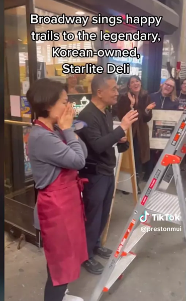 紐約市曼哈頓百老匯「星光三明治餐廳」韓裔老闆關店退休,無數舞台劇巨星前往抱別祝福。(截自抖音Preston Mui帳戶)