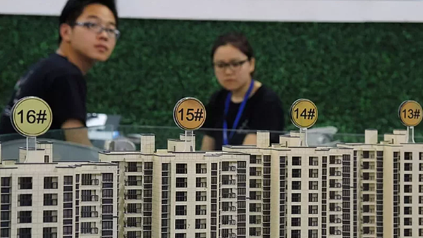 房價高、資金不足,是阻礙中國青年買房的主要挑戰。(取材自界面新聞/視覺中國圖)