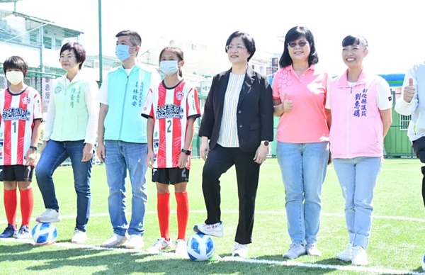 彰化縣長王惠美主持永靖國小全新足球場的開球典禮。記者簡慧珍/攝影