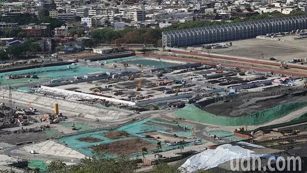目前台積電高雄廠預定地還有許多工程車輛進出,土地整治仍在進行中。記者劉學聖/攝影
