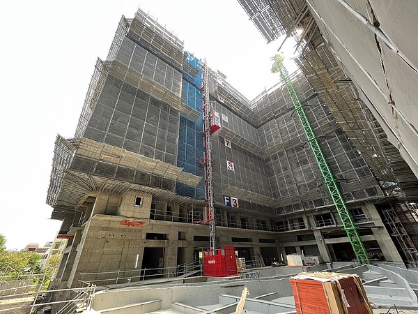 北屯建案工安意外「1工人墜樓亡」!市府勒令停工、究責 北屯一建案工地發生工安意外,導致一名外籍自12樓墜下身亡。圖/台中市勞工局提供