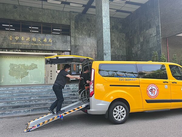為服務身心障礙者及行動不便者交通需求，市府持續鼓勵業者投入通用計程車營運。圖／中市府提供