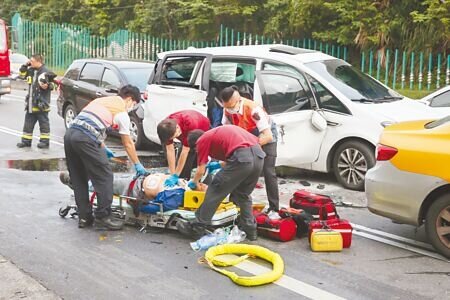 每年因交通事故死亡人數居高不下,去年達3085人創下2013年統計以來新高,今年仍有上升跡象。圖為台北市國三甲萬芳交流道與木柵路四段6日清晨發生車禍。(杜宜諳攝)