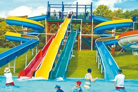 花蓮知卡宣水上樂園訂於7月初開放，園區有多項清涼水上戲水設施，適合大人小孩共遊。（王志偉攝）