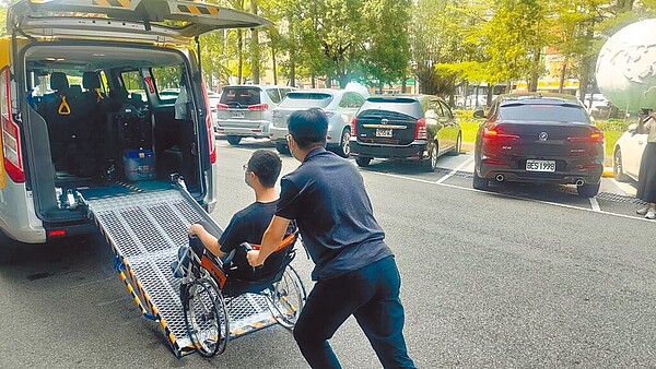 通用計程車可造福弱勢族群,也可作為一般計程車使用,中市府補助業者購車費用,並祭出載送行動不便者營運獎勵金。(交通局提供/張亦惠台中傳真)