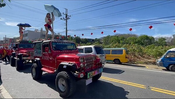 南化飆出全台最高溫41度，居民熱到受不了，卻逢地方舉辦廟會盛事，吉普車上的鋼管辣妹撐傘跳舞，避免中暑。圖／讀者提供
