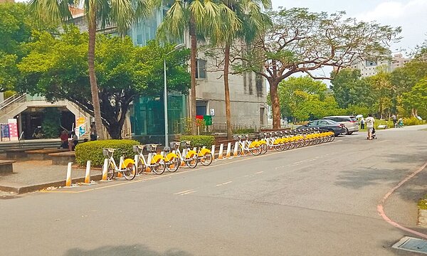 民進黨台北市議員鍾佩玲質疑,台大內部的YouBike駐車站點時常滿車,但校外卻常常面臨無車可借的窘境。(鍾佩玲辦公室提供/丁上程台北傳真)