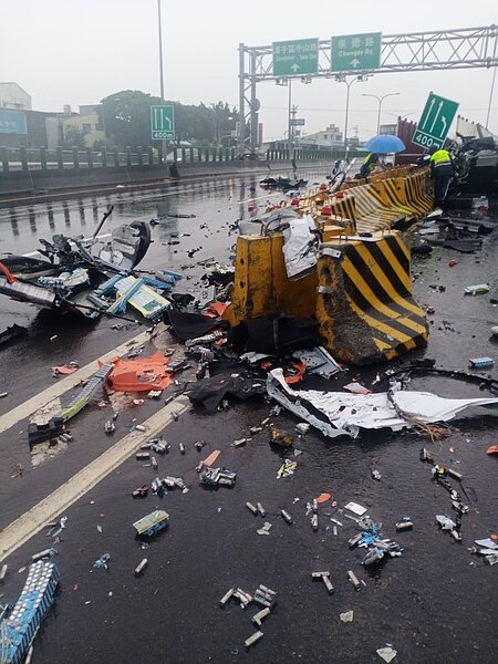 台74線14.6K處在今天清晨5時許，傳出一起轎車自撞水泥護欄的事故，2人不治。圖／摘自記者爆料網