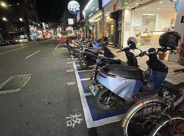 新竹清大夜市有部分機車停車格5月起開始收費，有外送員反彈影響生計。圖／記者張裕珍攝影
