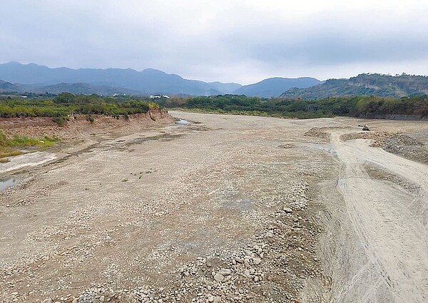 南水局表示，農塘並無淤積砂石，農民抽不到溪水主要是曾文溪河道已乾涸。（南水局提供／程炳璋台南傳真）