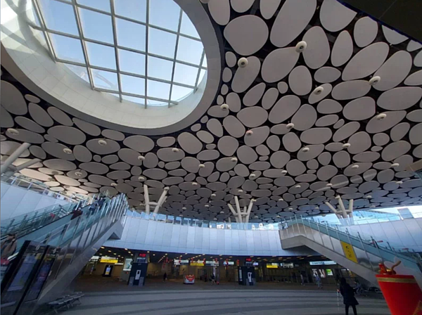 高雄車站整體工程持續進行中。圖/台鐵局提供