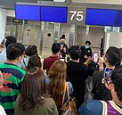 星宇旅客睡航廈「滿地睡袋」畫面曝光　張國煒清晨現身