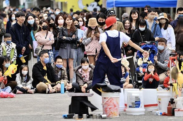 針對明年連續假期彈性調整補班日，人事行政總處已經研擬5種方案提報行政院討論。聯合報資料照片