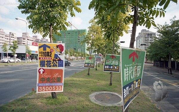 高雄只漲不跌?他曝「蛋黃2區」一坪10萬入手...網嘆:回憶是甜美的 網友分享1997年高雄新案廣告看板,單坪最低竟有不到10萬元的。圖/翻攝自《高雄老照片》臉書