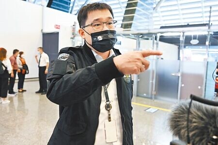 
星宇航空董事長張國煒親自駕駛飛機返台，他在機場表示，對旅客真的很不好意思。（陳麒全攝）
