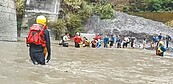 大雨釀災！丹大林道坍方　60人渡溪脫困