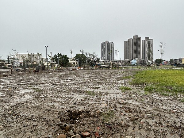 台中市規畫興建中的大里聯合行政中心目前仍僅整地而已,尚未動工。圖/李天生提供