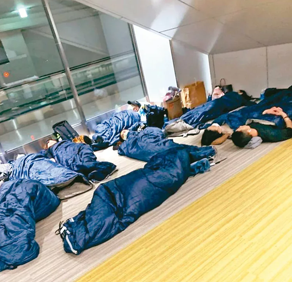星宇航空台灣飛日本東京的航班,前天因天氣、併班等因素造成三百餘名旅客夜宿成田機場,旅客在機場以睡袋打地鋪。 圖/取自PTT