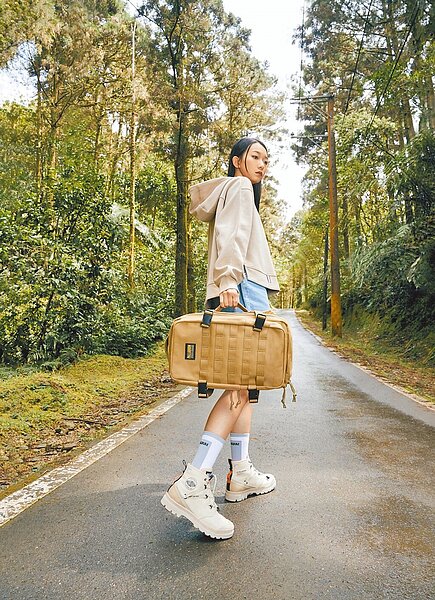 外出旅行穿搭也能玩大勢色,PALLADIUM TRAVEL LITE+系列推新色奶茶色,3780元。(PALLADIUM提供)