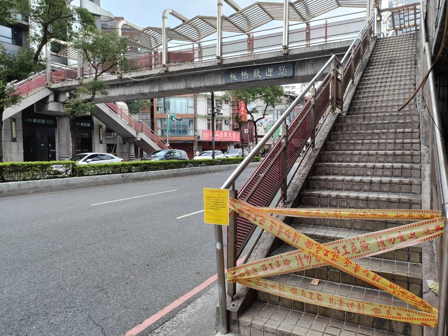 新北市板橋、中和間的民族陸橋位處要道民族路平時車流量頗大,但陸橋如今幾乎已無人使用,市府徵詢地方意見試辦封閉。記者李成蔭/攝影