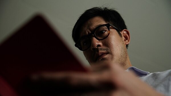 詭異房客凌晨四點的誦咒儀式與血跡神秘符號,以及恐怖祭祀儀式的巫蠱邪術。(圖/CATCHPLAY提供)