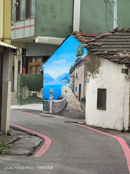 彰化伸港一處巷弄壁畫引發熱議。圖/截自臉書社團「路上觀察學院」