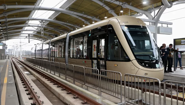 輕軌系統建設以簡潔、輕巧為原則,一般候車站大多不設置廁所,民眾抱怨不便。聯合報資料照片