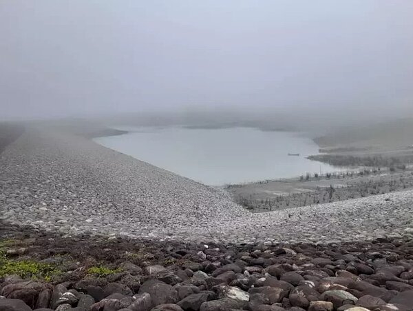 昨天是今年最大場降雨，經過一天一夜的雨水補注，湖山水庫進帳62.7萬噸，依目前供水狀況，進帳水量可供應5、6天。圖／湖山水庫提供
